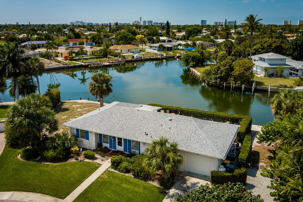 756 APPLE COURT - Photo 2