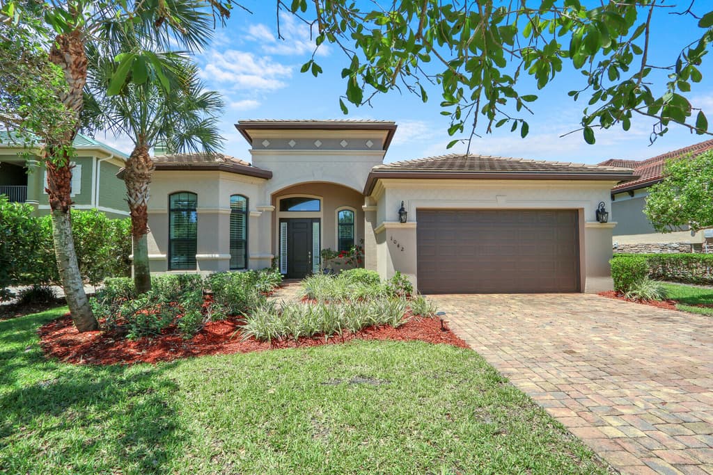 1042 NE Savanna Oaks Way
