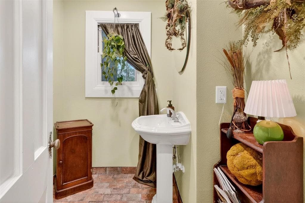 976 FAIRVIEW AVENUE - Photo 39