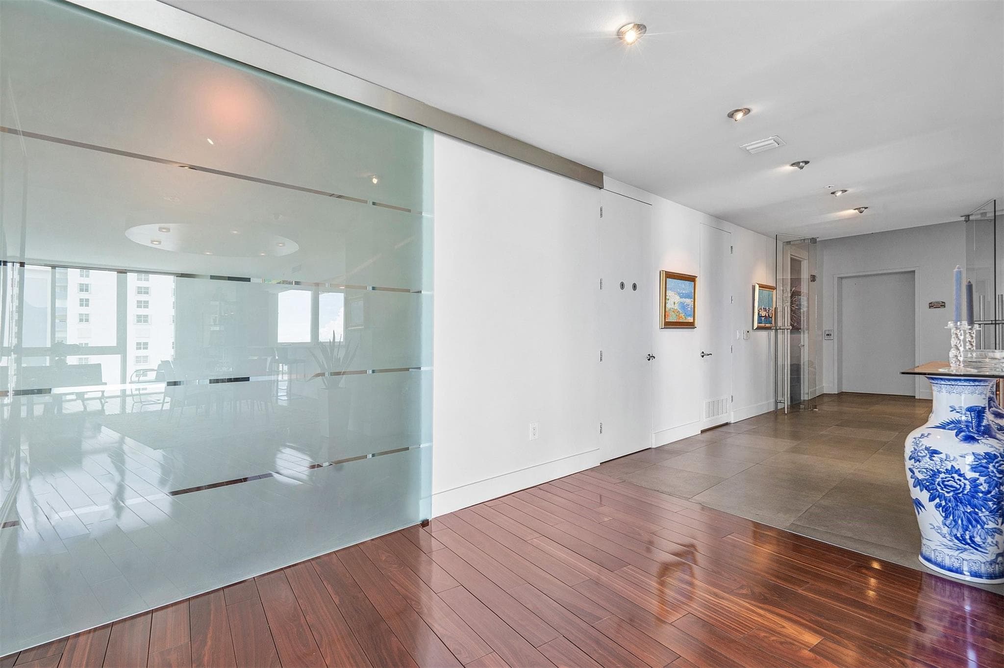 715 Bayshore 1004 - Photo 5